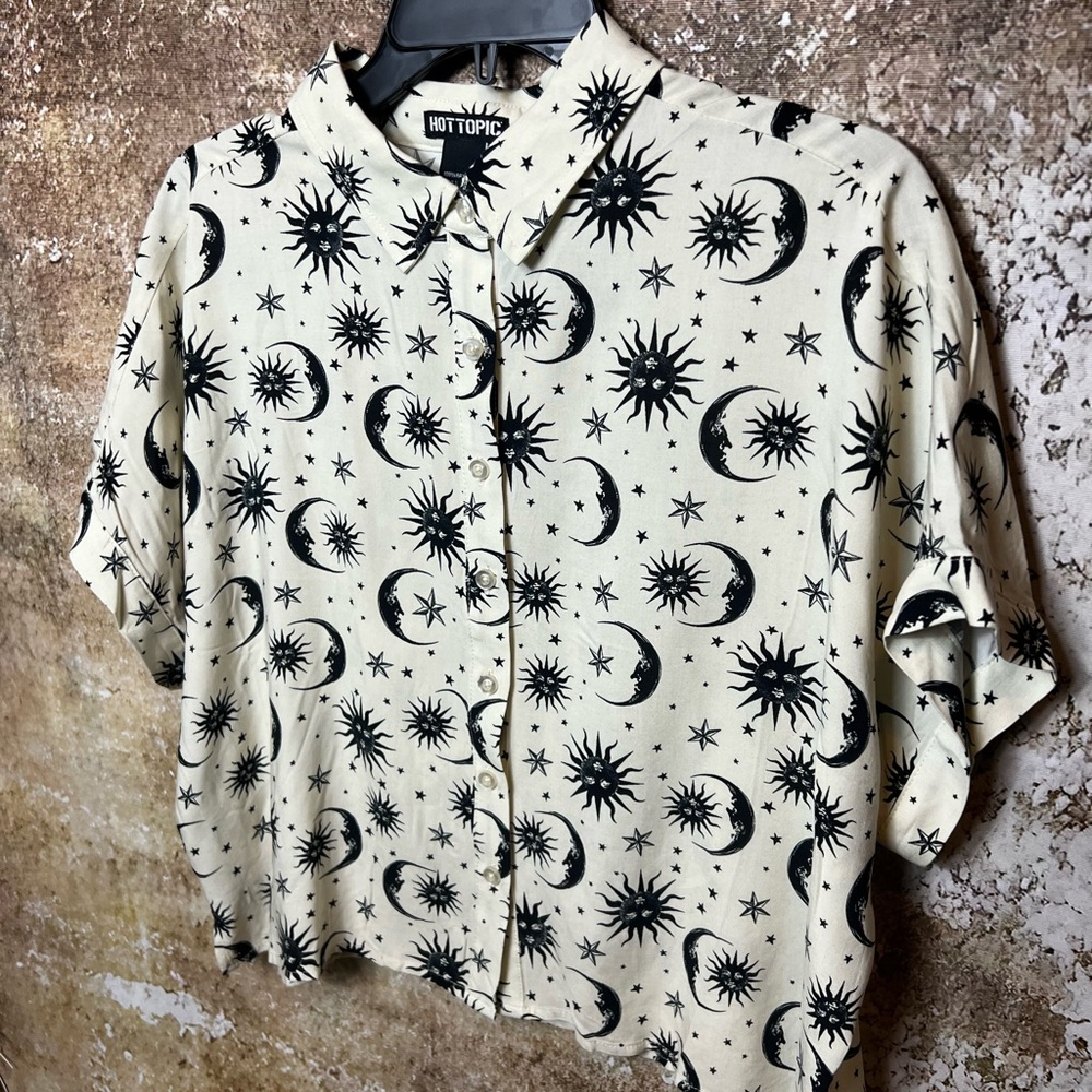 Hot Topic Medium Beige Moon Crop Button Up
